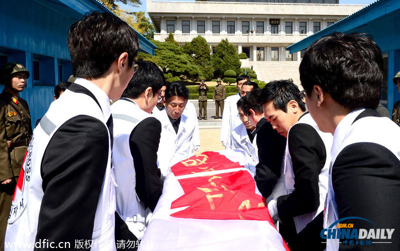 跨越三八线：韩国将沉船事故生还者及遇难者遗体送还朝鲜