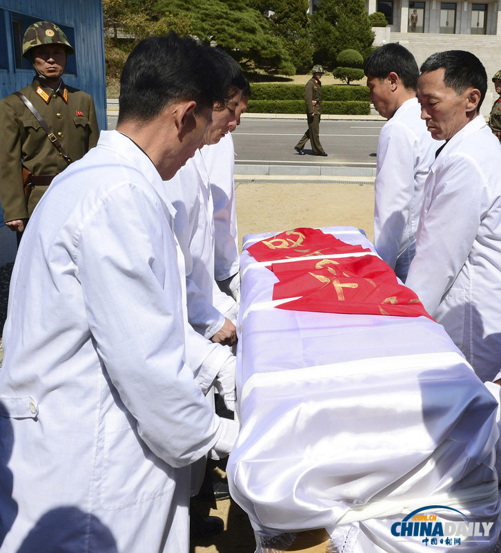 跨越三八线：韩国将沉船事故生还者及遇难者遗体送还朝鲜