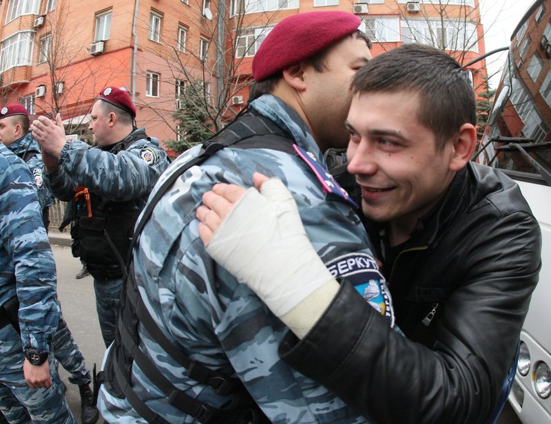 顿涅茨克乌防暴警察疑似倒戈 与亲俄示威者占领大楼