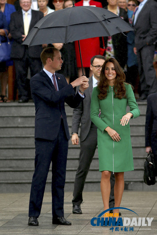 威廉王子为凯特王妃打伞超贴心