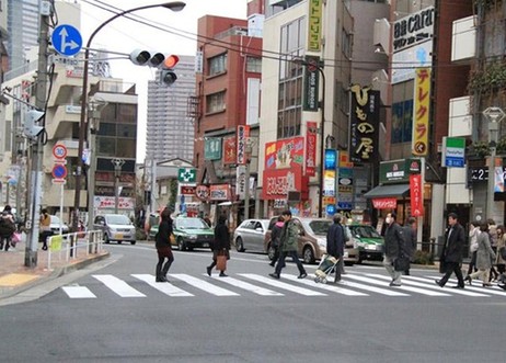 惨重代价！日本大阪男子闯红灯被巡逻警车撞死