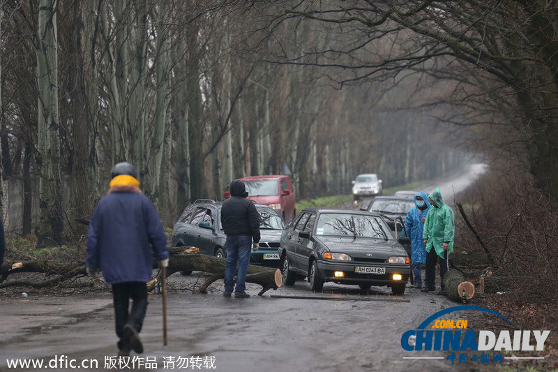 乌克兰斯拉夫扬斯克市民集结路障旁游行抗议