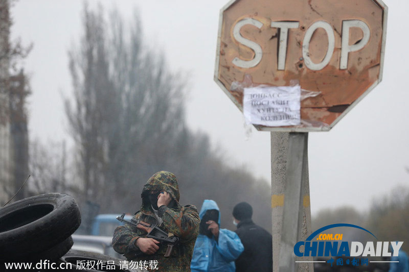 乌克兰斯拉夫扬斯克市民集结路障旁游行抗议
