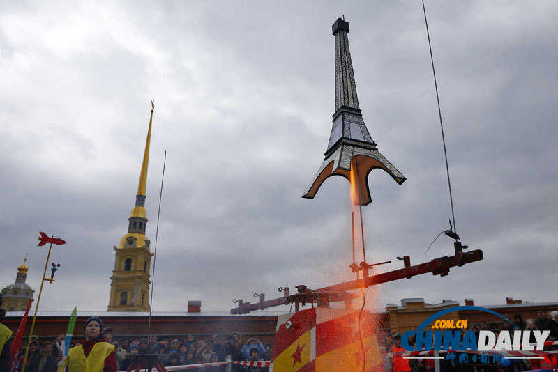 俄罗斯民众发射火箭模型 庆祝人类首次进入太空53周年