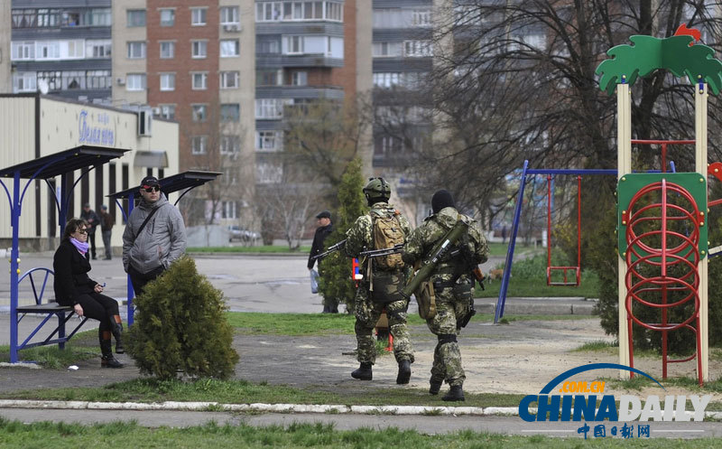 亲俄激进分子持枪占领斯拉维扬斯克政府大楼
