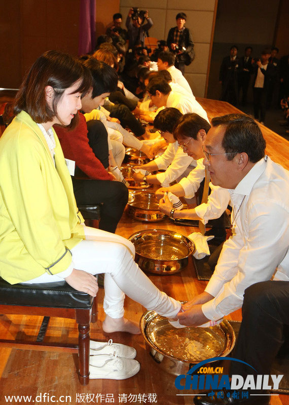 韩国大学举行“洗足仪式” 教授给学生洗脚表关爱