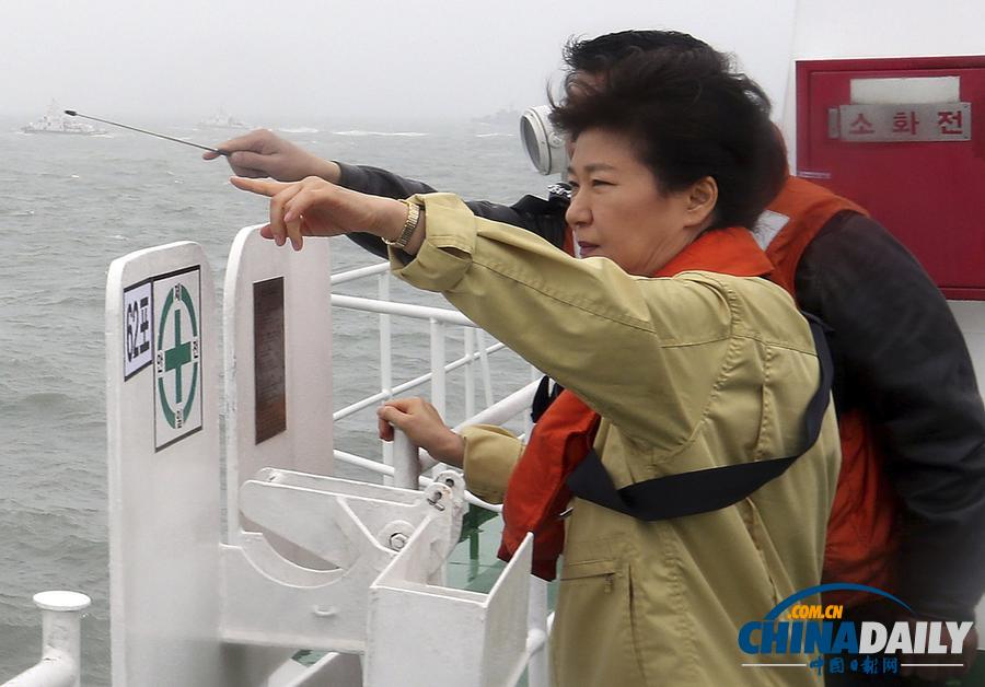韩国总统朴槿惠赴客轮沉没海域视察救援工作（图）