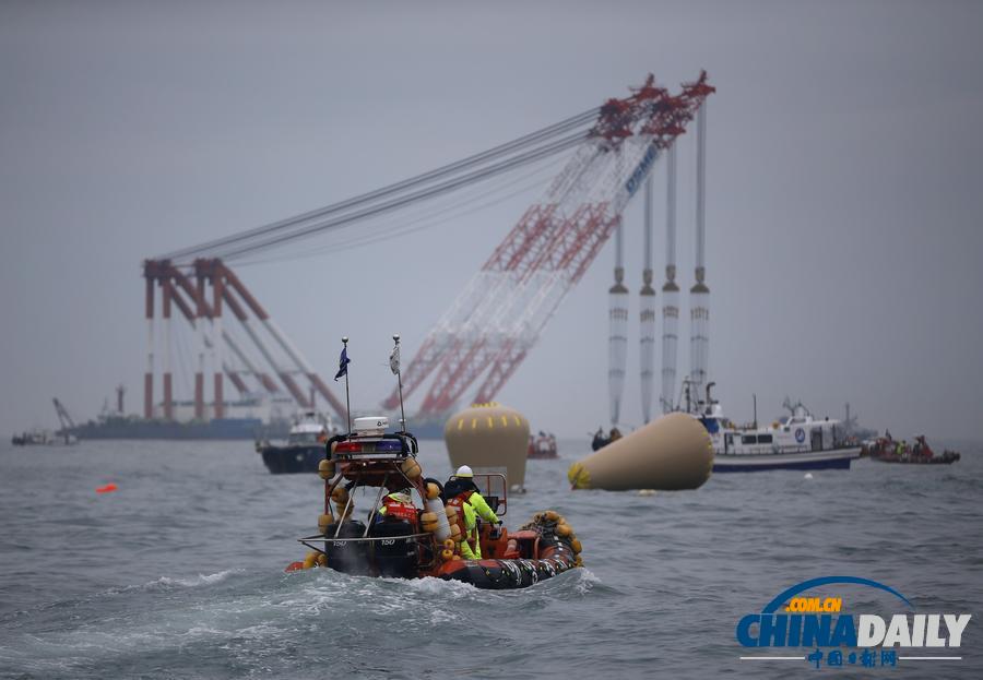 韩救援人员在客轮沉没位置安浮标