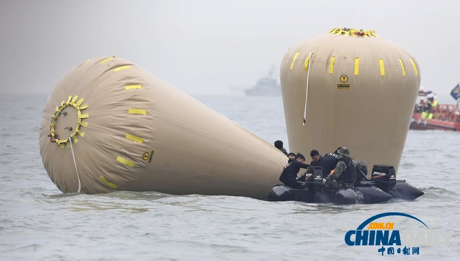 韩救援人员在客轮沉没位置安浮标
