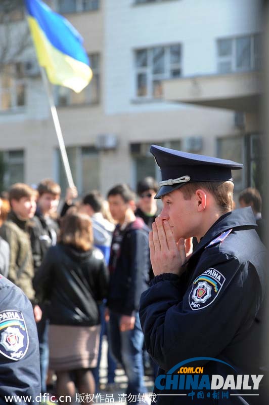 卢甘斯克学生和老师游行抗议支持乌克兰