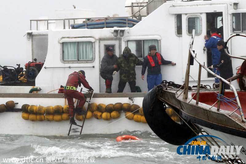 韩国救援人员进入沉没客轮内部 寻找生还者