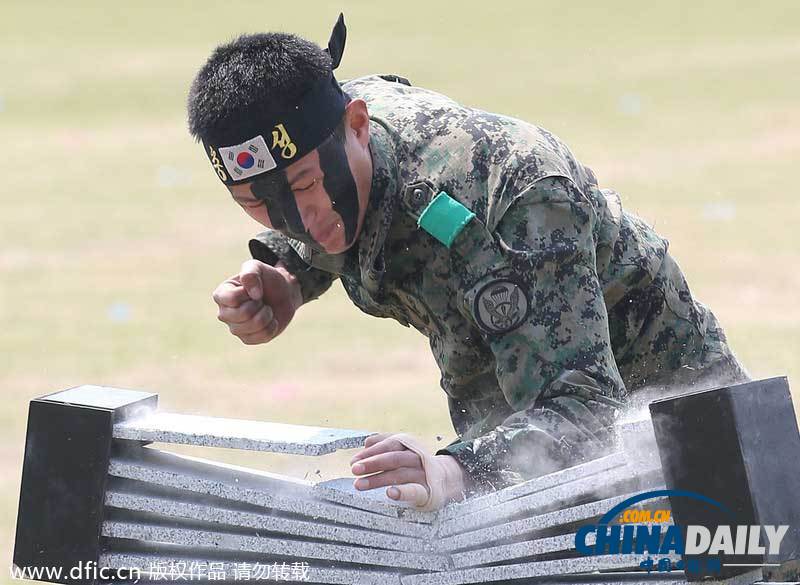 韩特种兵司令部邀残疾人参观 战士秀劈砖格斗技能