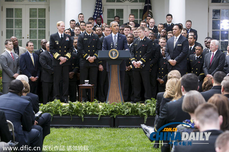 奥巴马授予美国海军学院橄榄球队总司令奖杯 展示44号球衣