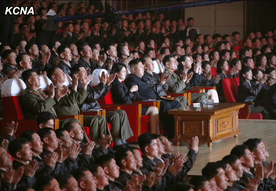 金正恩携夫人李雪主观看演出