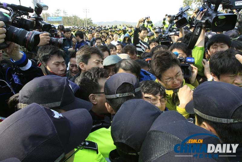 韩客轮遇难人数升至56人 家属难掩愤慨集会抗议