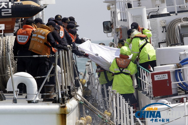 韩国客轮沉没事故已致61人死亡 多具尸体被打捞