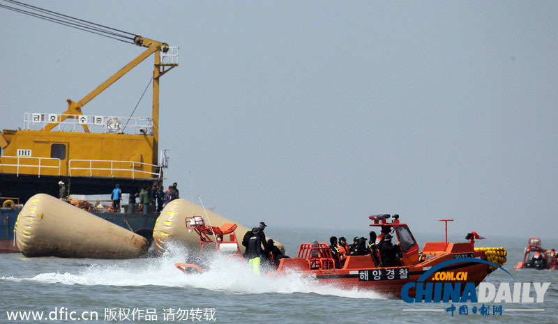 韩国沉没客轮搜救工作继续进行（组图）