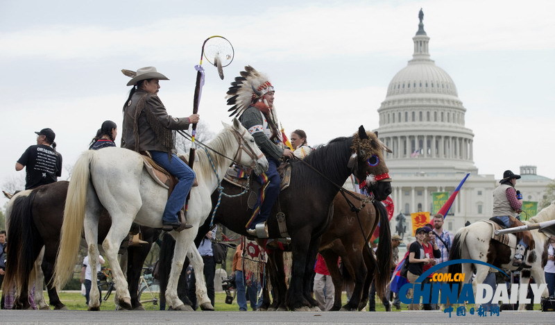 美国牛仔印第安人骑马上街 抗议输油管道项目
