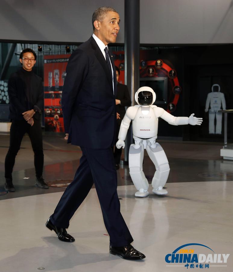 奥巴马参观日本科学未来馆 与机器人踢球互动
