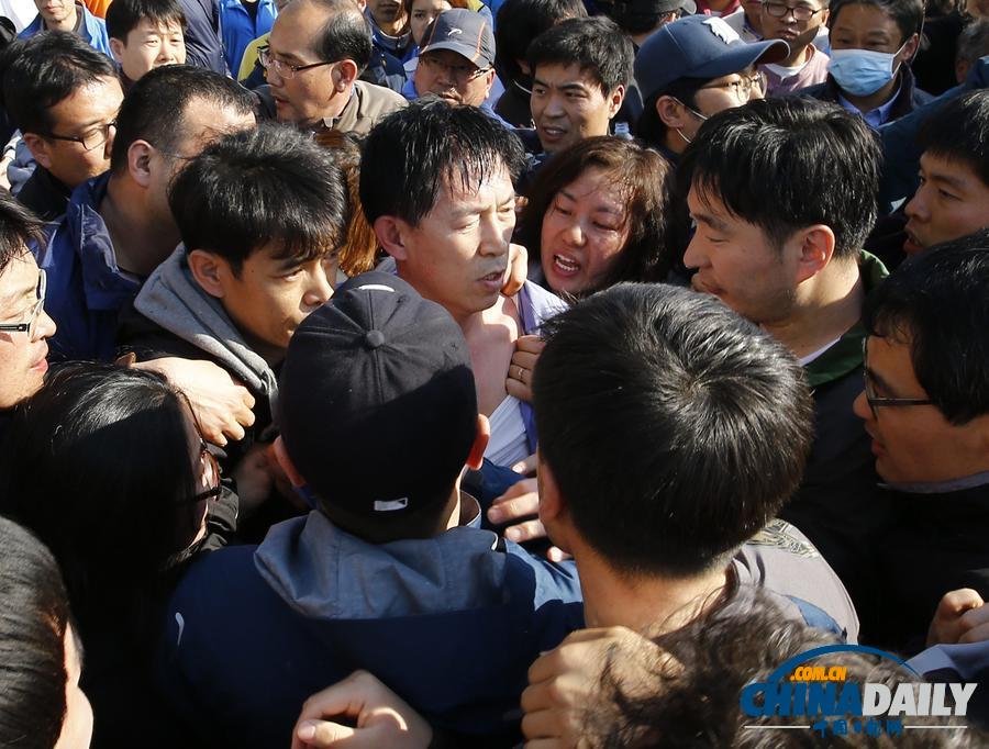 韩国“岁月”号受害者家属痛殴韩政府官员
