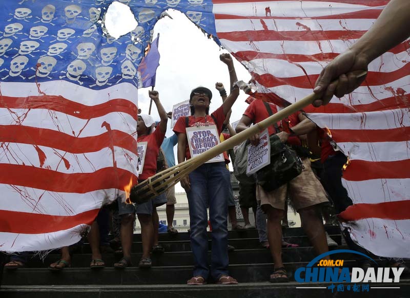 菲律宾民众撕毁自制星条旗 抗议奥巴马访问计划