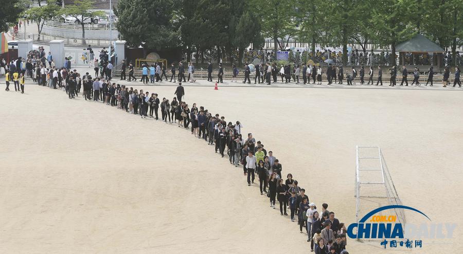 韩国民众排长队悼念沉船事故遇难者