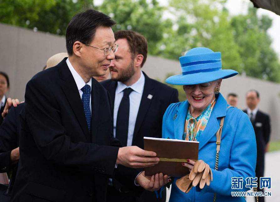丹麦女王参观南京大屠杀遇难同胞纪念馆 幸存者陪同