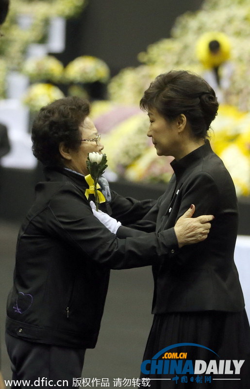 朴槿惠向韩国沉船事故死难者献花 遭家属围堵抱怨