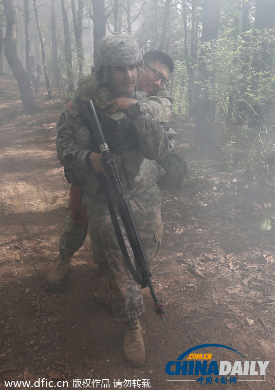 直击驻韩美军军医选拔考试 逼真模拟战场救援状况