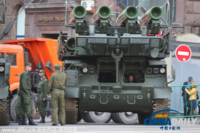 俄派重型军事装备前往红场 保卫胜利日游行彩排