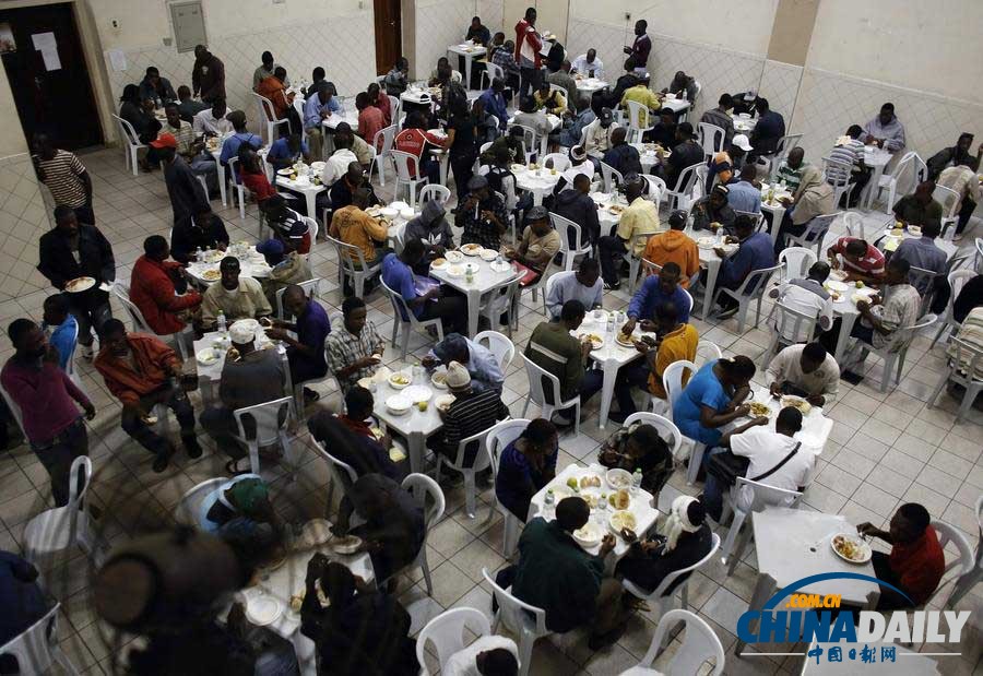 海地难民在巴西寻求庇护 衣食住皆在教堂