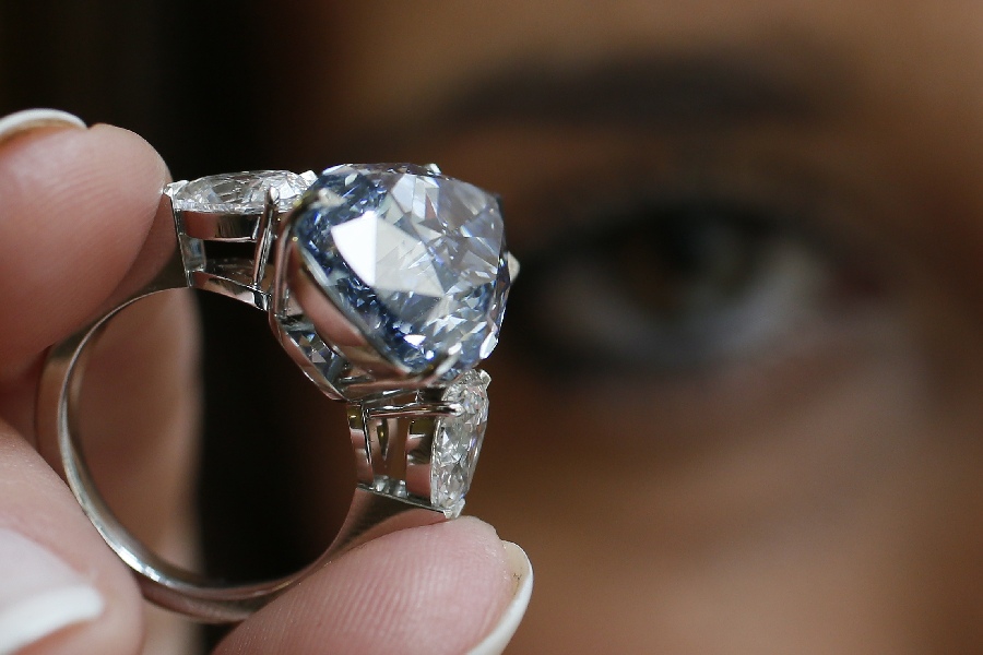 全球最大鲜彩蓝钻将拍卖 估价超1亿元