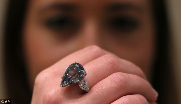 全球最大鲜彩蓝钻将拍卖 估价超1亿元