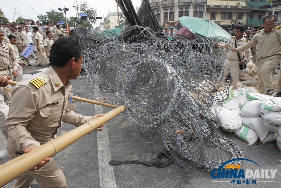 泰国示威者放弃占领内政部 附近铁丝网被拆