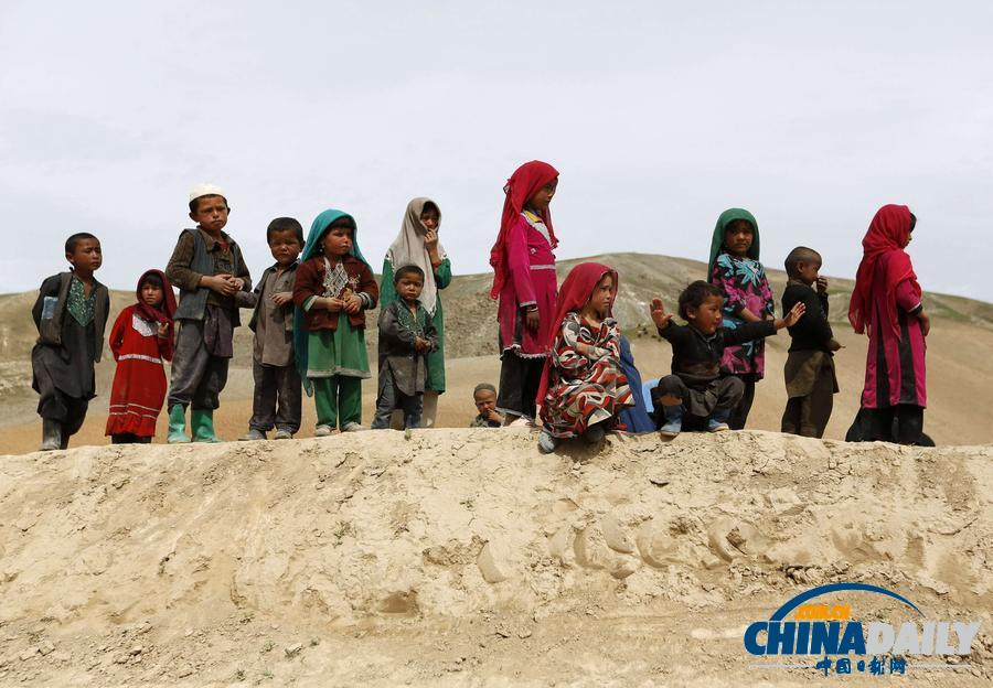 直击阿富汗山体滑坡灾区：孩子们苦等救援