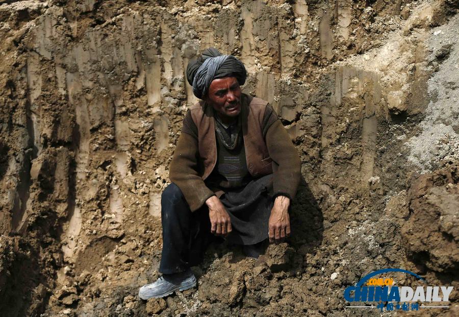 直击阿富汗山体滑坡灾区：孩子们苦等救援