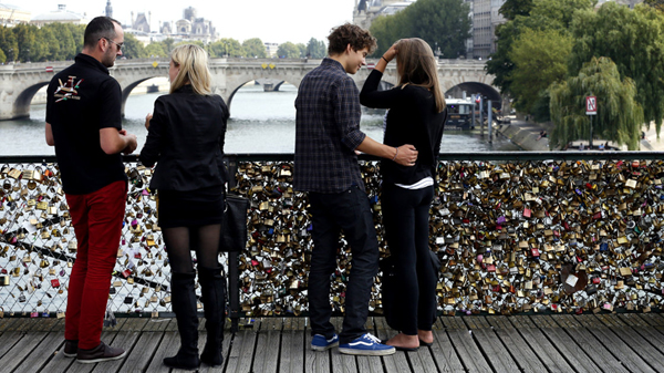 巴黎爱情锁成“枷锁” 市民呼吁“解锁”