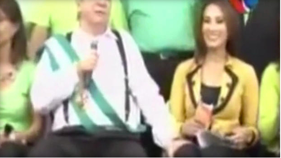 玻利维亚市长色胆包天抚摸女记者大腿 电视上道歉