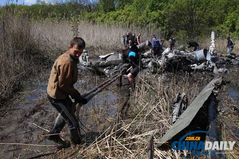 乌克兰军方击落自家直升机 民众捡坠毁飞机零部件
