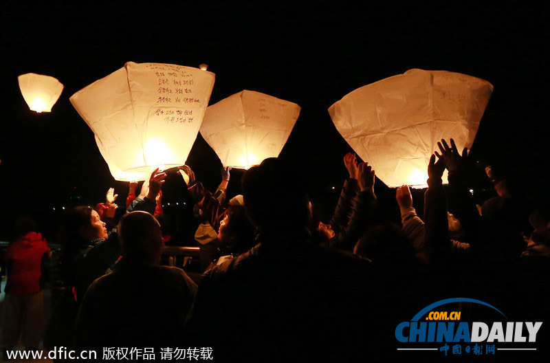 韩国民众放飞天灯为沉没客轮失踪人员祈福