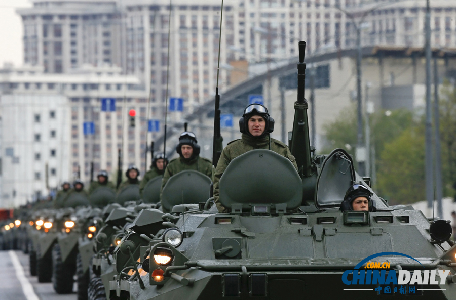俄罗斯首都举行阅兵彩排 火箭装甲车齐亮相