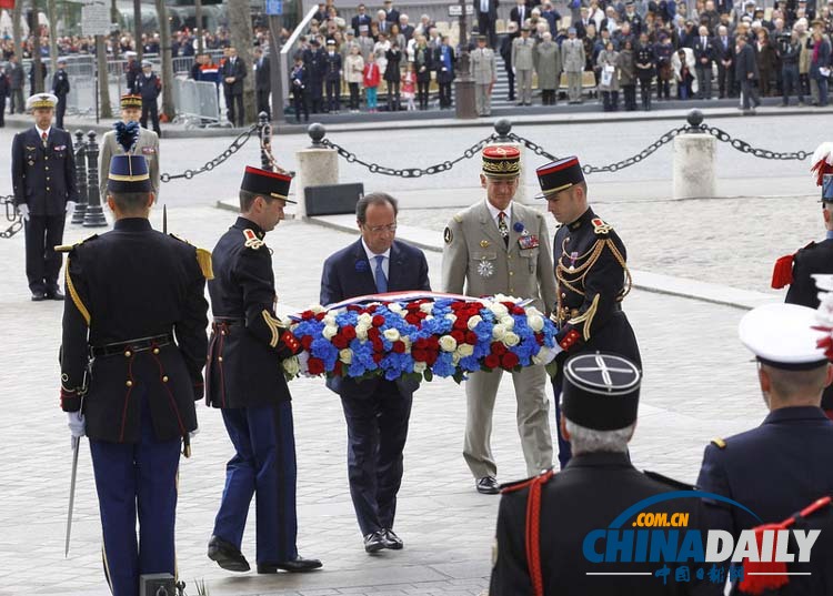 法国纪念二战结束69周年 奥朗德敬献花圈
