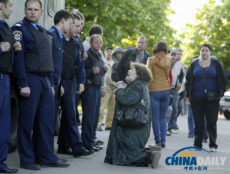 乌政局动荡亲俄者被捕 母亲下跪求警察释放儿子