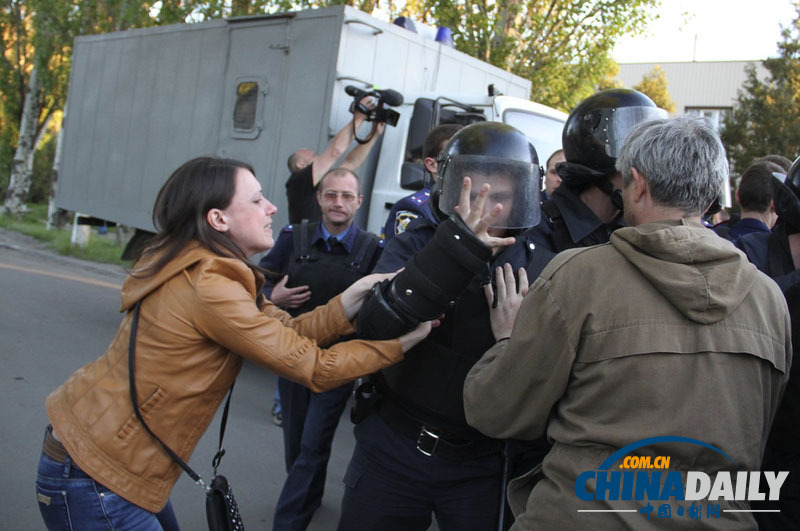 乌政局动荡亲俄者被捕 母亲下跪求警察释放儿子