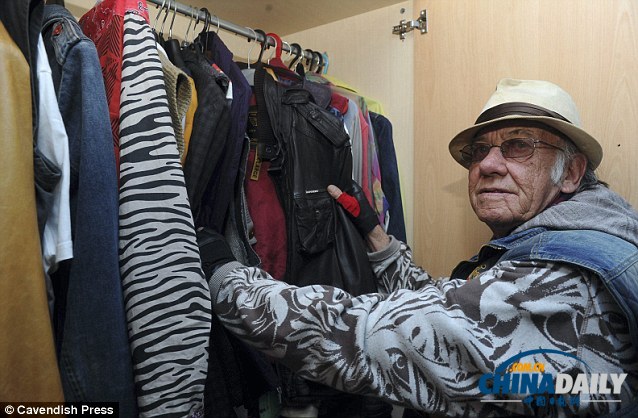 英70岁退休工人每月买大牌潮衣