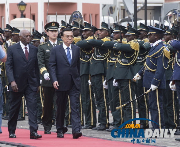 李克强出席安哥拉总统举行的欢迎仪式