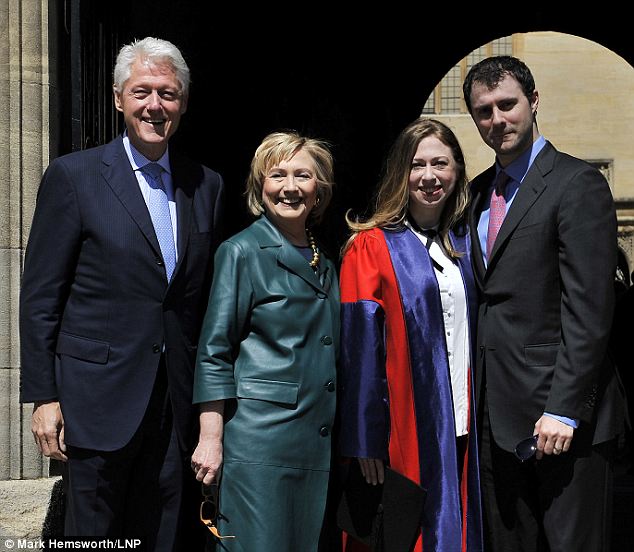 克林顿夫妇参加女儿毕业典礼 希拉里“土豪金”项链抢镜