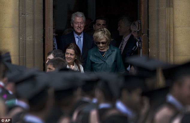 克林顿夫妇参加女儿毕业典礼 希拉里“土豪金”项链抢镜