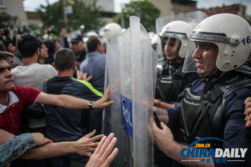 土耳其矿难引发民众示威 抗议者袭击执政党办公室