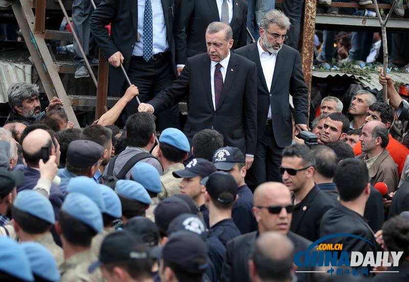 土耳其矿难已致274人死亡 总理抵达现场视察